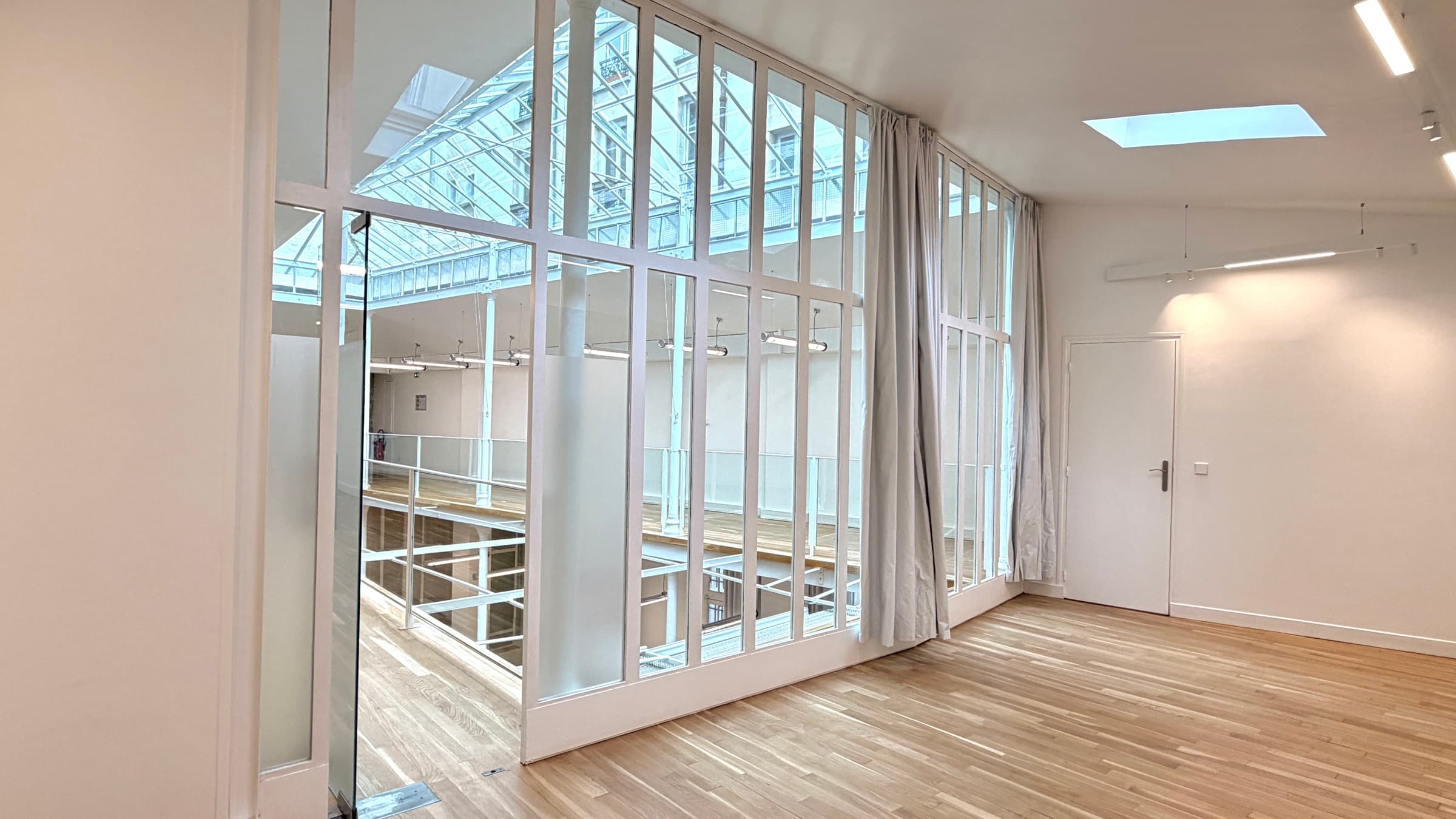 Bureau avec verrière intérieure toute hauteur et velux, ouvert sur le plateau du Loft République