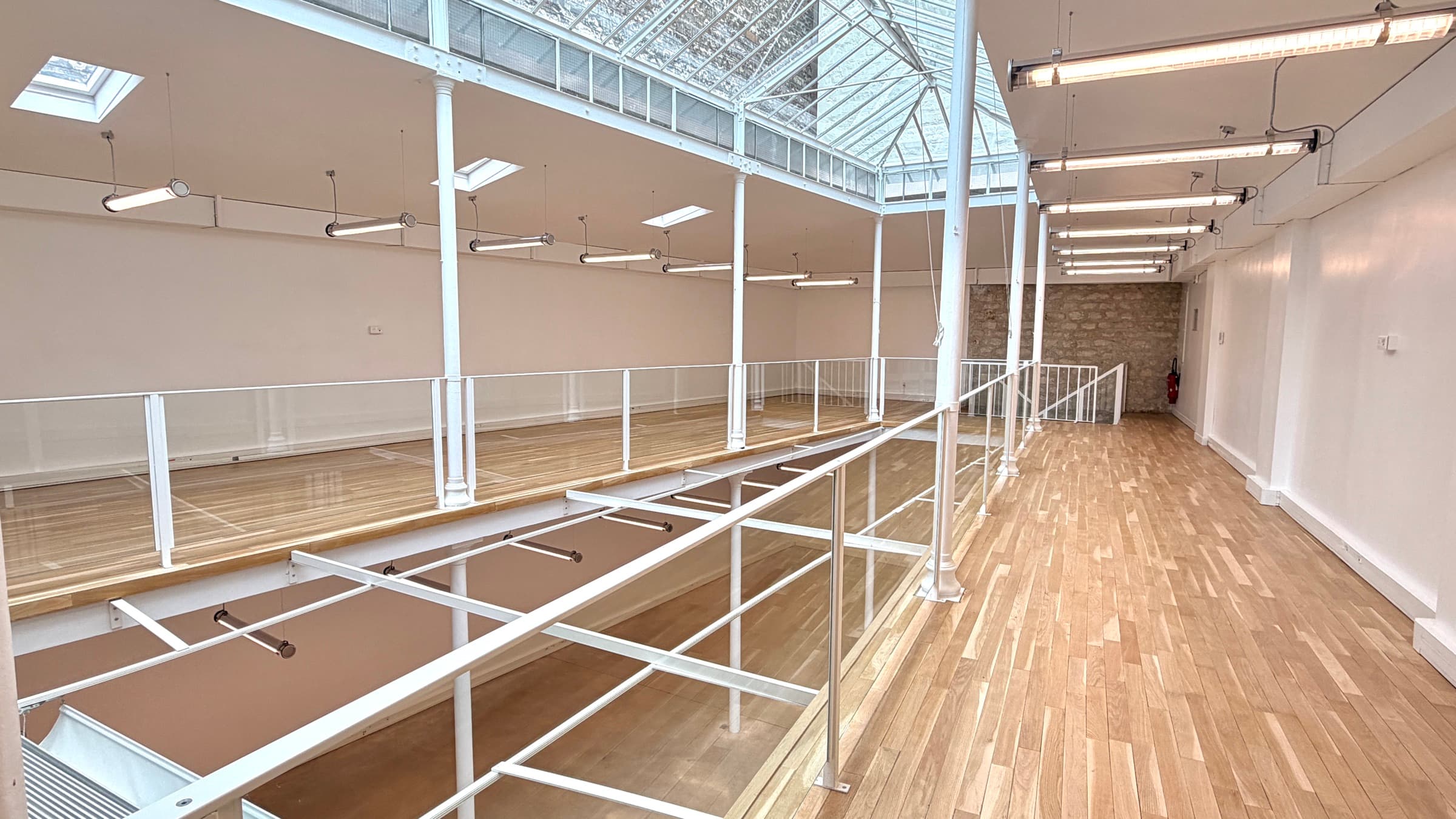 Coursive de la mezzanine le long de la trémie avec structure métallique blanche