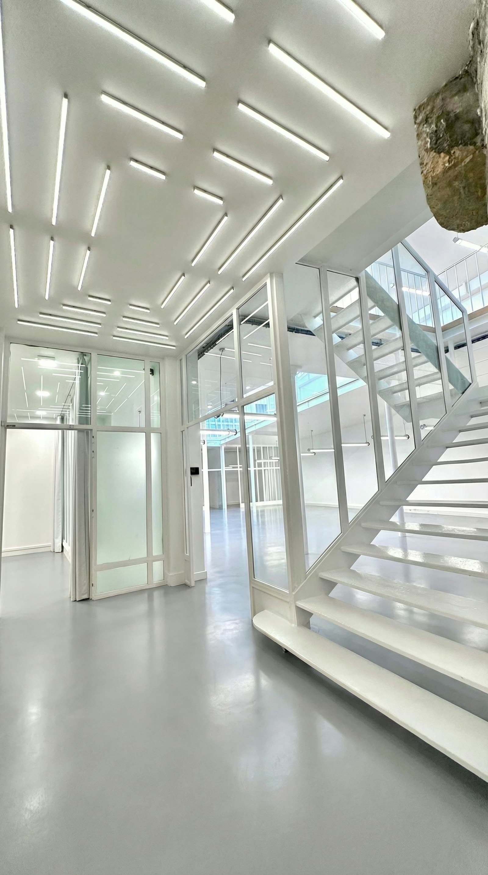 Escalier blanc et néons LED architecturaux — location salle Paris, Loft République