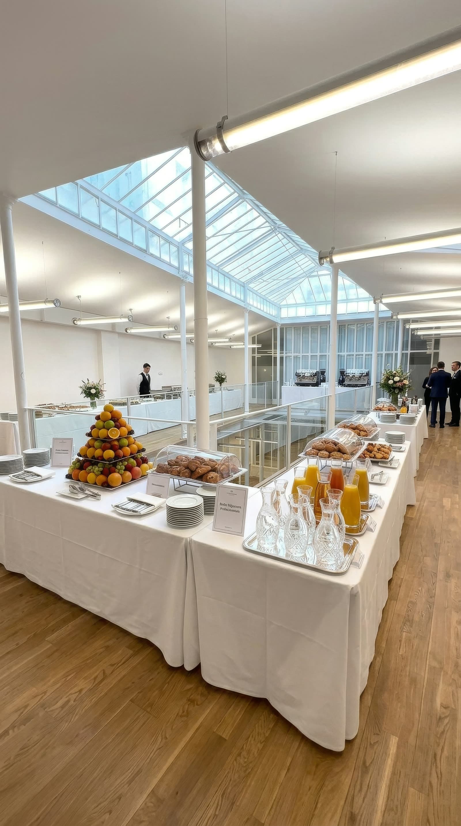 Petit-déjeuner corporate sous la verrière du Loft République — séminaire Paris 11e