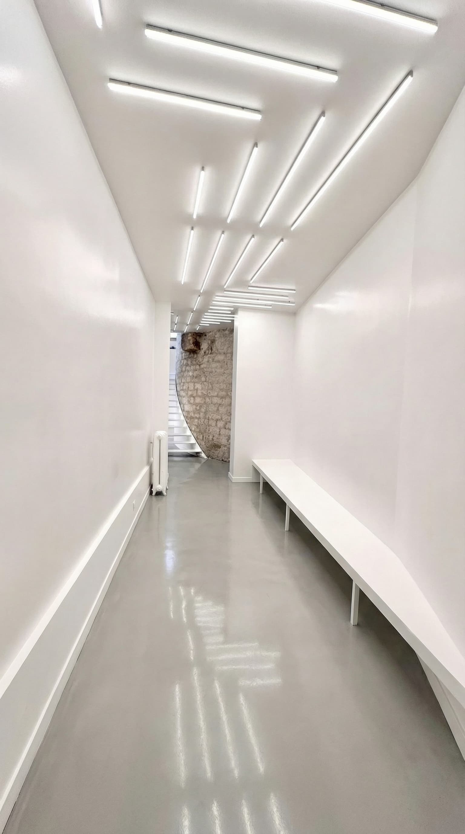 Corridor béton ciré du Loft République — lieu Fashion Week Paris