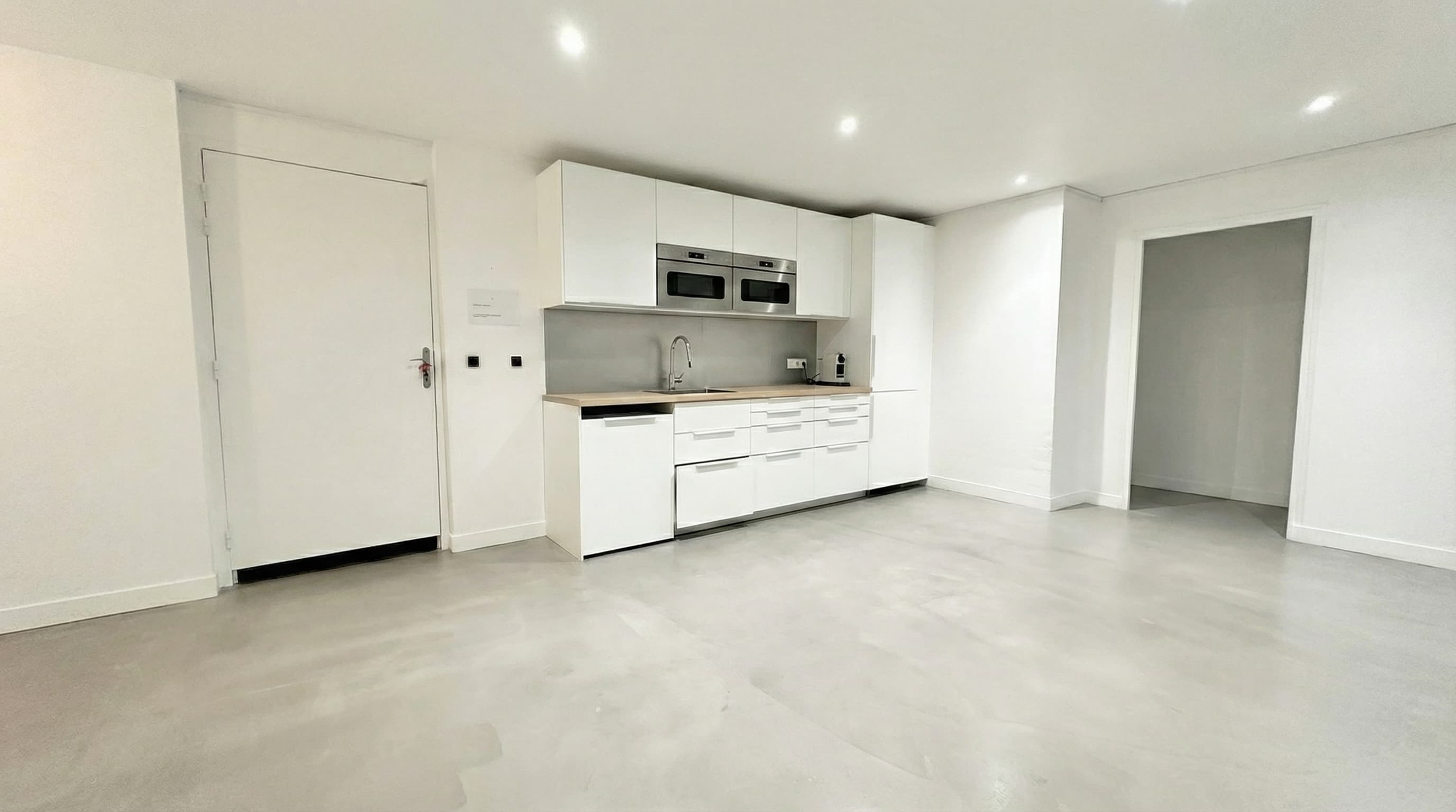 Cuisine équipée professionnelle avec béton ciré au sous-sol