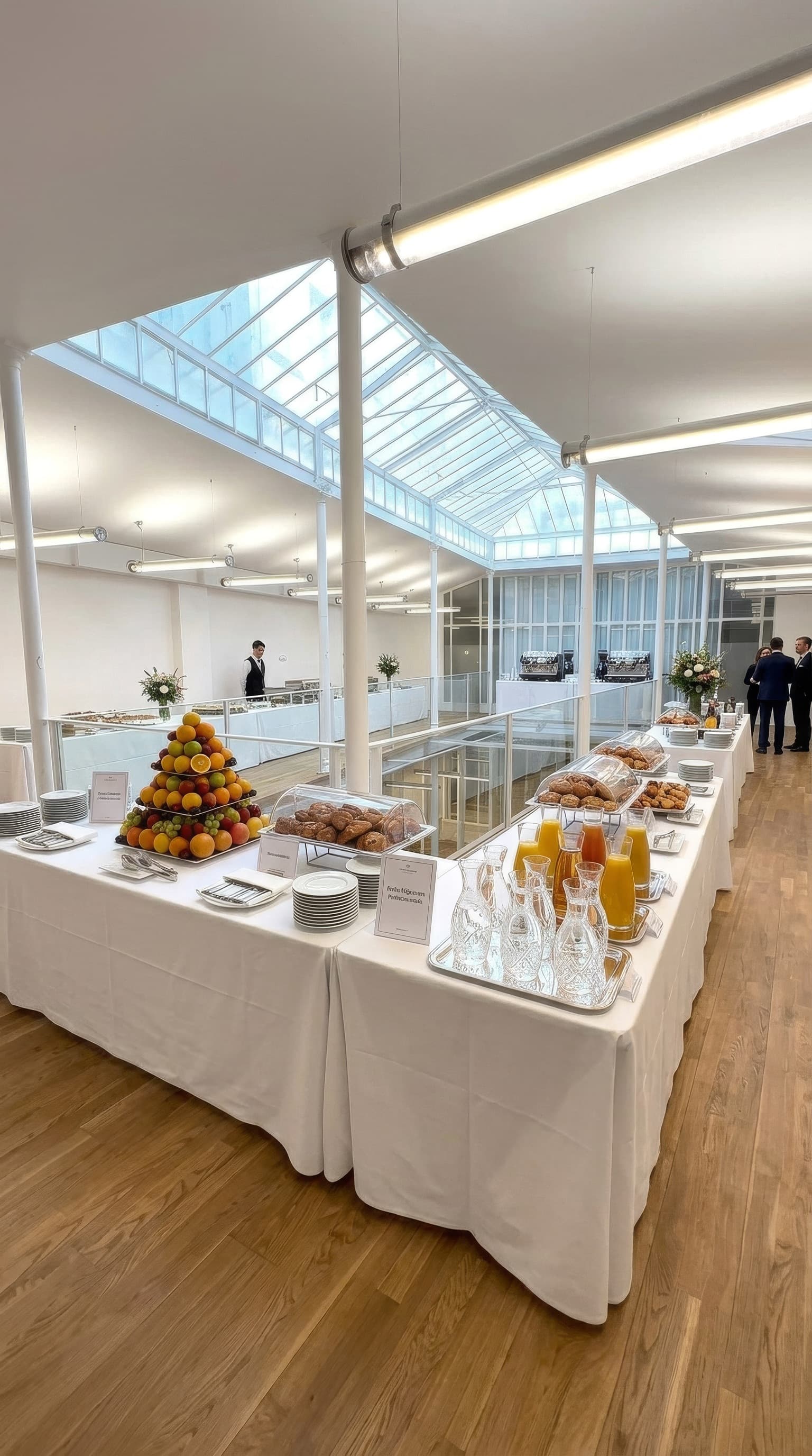 Petit-déjeuner corporate sous la verrière du Loft République à Paris