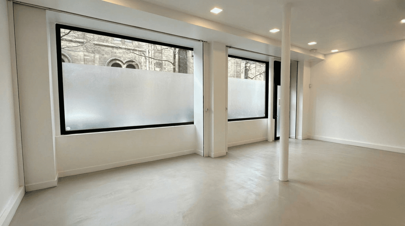 Salle vitrée rez-de-chaussée avec parquet et fenêtres dépoli